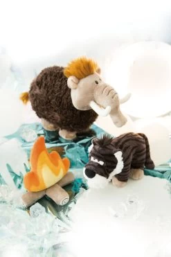 Nici 45313 Säbelzahntiger Rodriguez Stehend Ca 16cm Stone Age Plüsch Kuscheltier -Nici 45324 45309 45314 10 Milieu 1365x2048 2