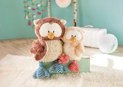 Nici 48079 Eule Oscar 50cm Mit Drehbarem Kopf Plüsch The Owlsons -Nici 46093 04 46096 Milieu 2048x1462 2