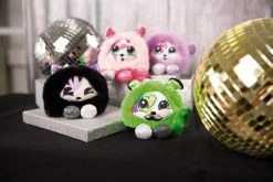 Nici 47909 Pixidoos Pets 2-in-1 Wendeplüsch Katze Sunbi 12cm Lila-schwarz Plüsch -Nici 47907 10 47906 47909 47908 Milieu 2048x1365 3