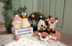 Nici 48333 Kissen Rentier Hase Meise Pingu 43x25cm Plüsch Winter Friends GREEN -Nici 48315 14 48316 48334 48314 48311 Milieu 2048x1316 1