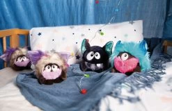 Nici 48423 Monsterdoos Monster Creepydoo Schwarz 10cm Plüsch Kuscheltier -Nici 48421 10 48422 48423 Milieu 2048x1330 2
